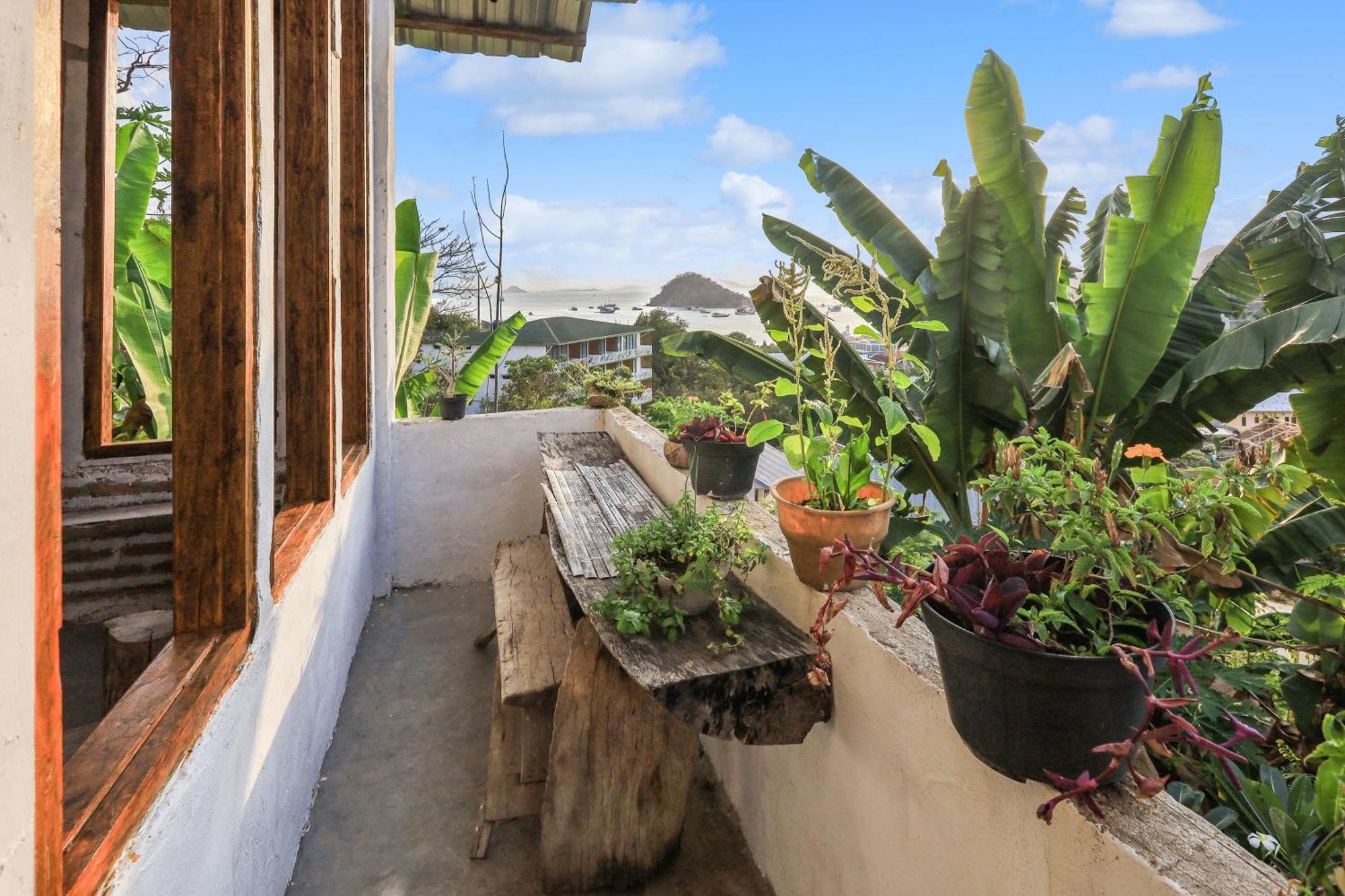 Palulu Garden Homestay ラブハン・バジョ エクステリア 写真